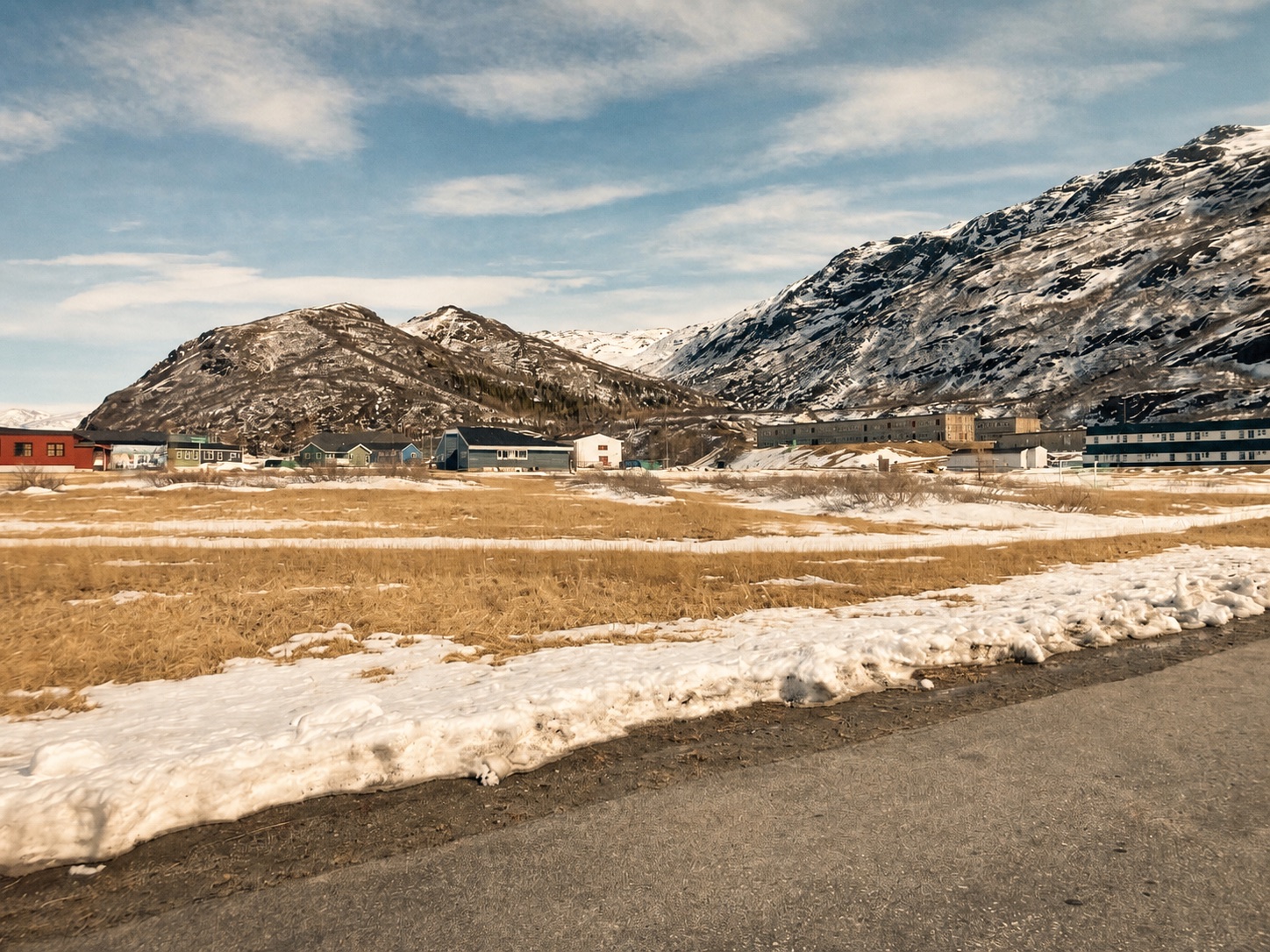 Narsarsuaq med lave bygninger ved foden af fjeldet