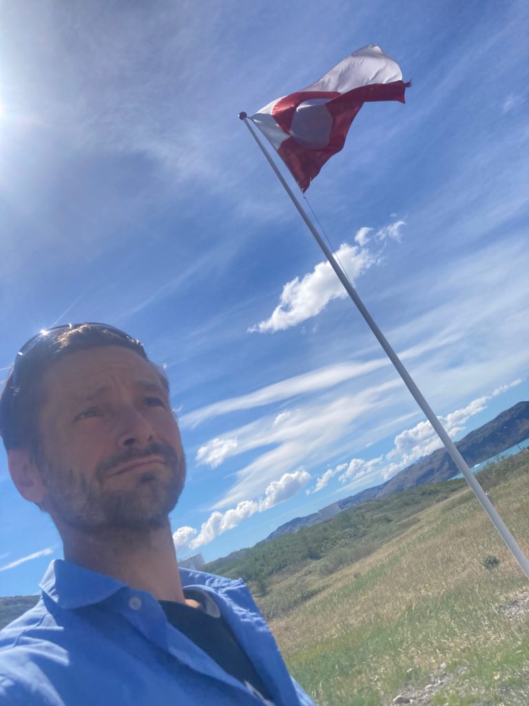 Julian H. Sonne i Narsarsuaq. Opholdet gav Arctic ilua et konkret stedligt arbejdsgrundlag.