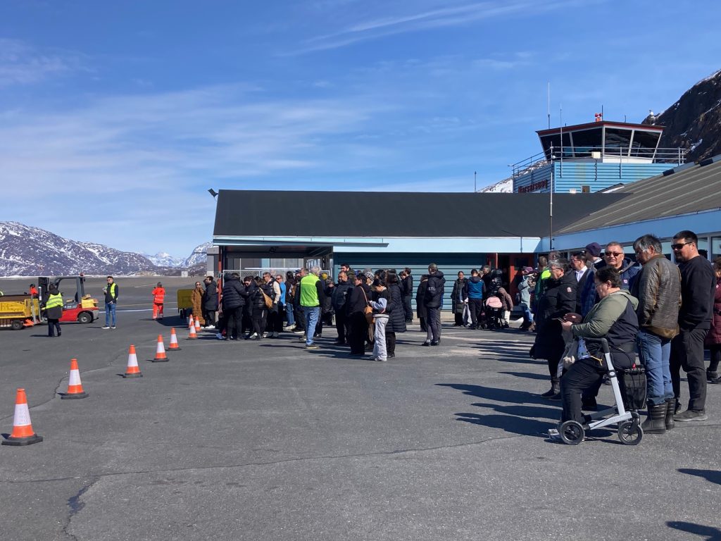 Mit ophold faldt sammen med en markant overgang for Narsarsuaq og byens forbindelser til omverdenen.