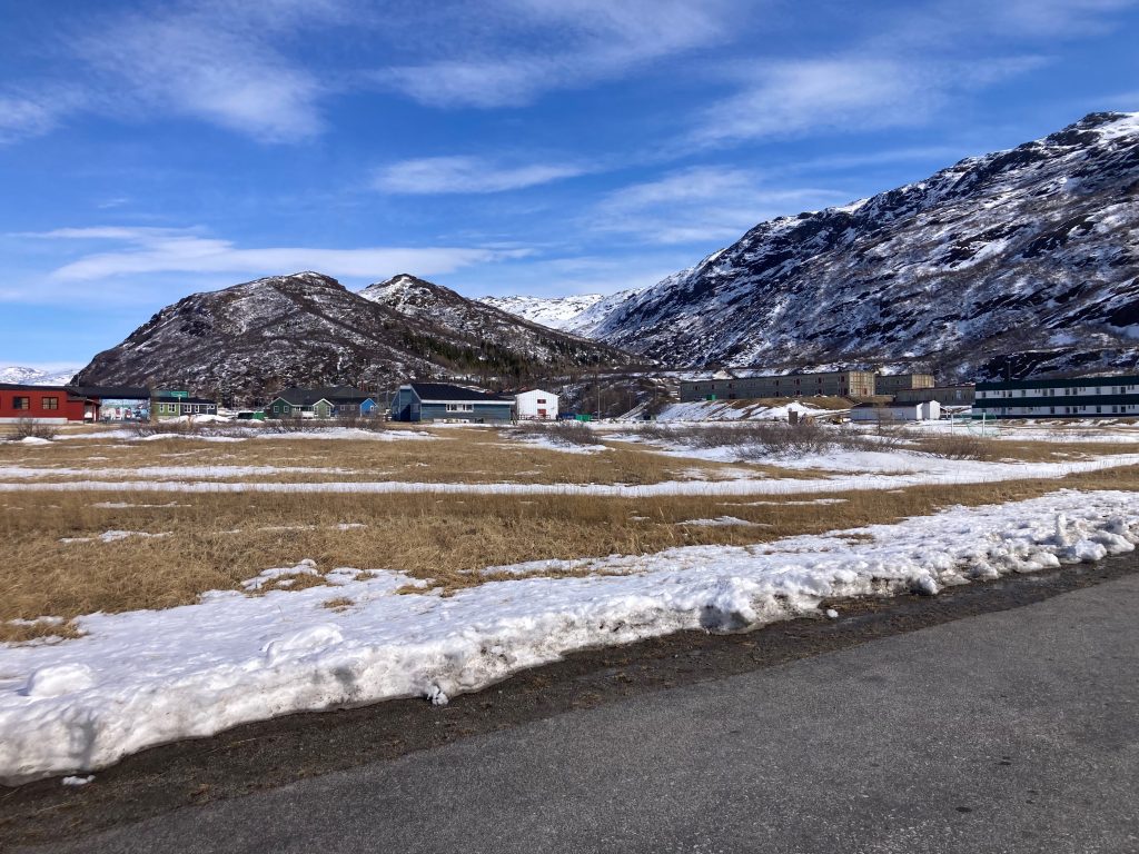 På stedet blev punktet på kortet til et stort rum mellem byen, fjorden, dalen og isen.